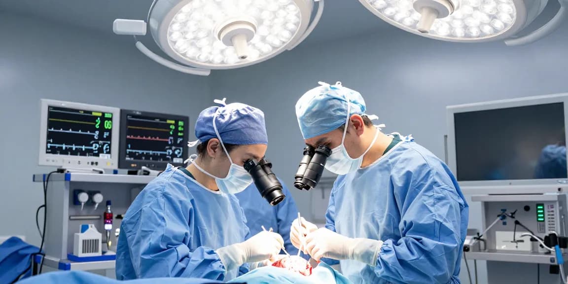 Brain surgery focusing on precision and expertise, highlighting the importance of beyin ameliyatı.