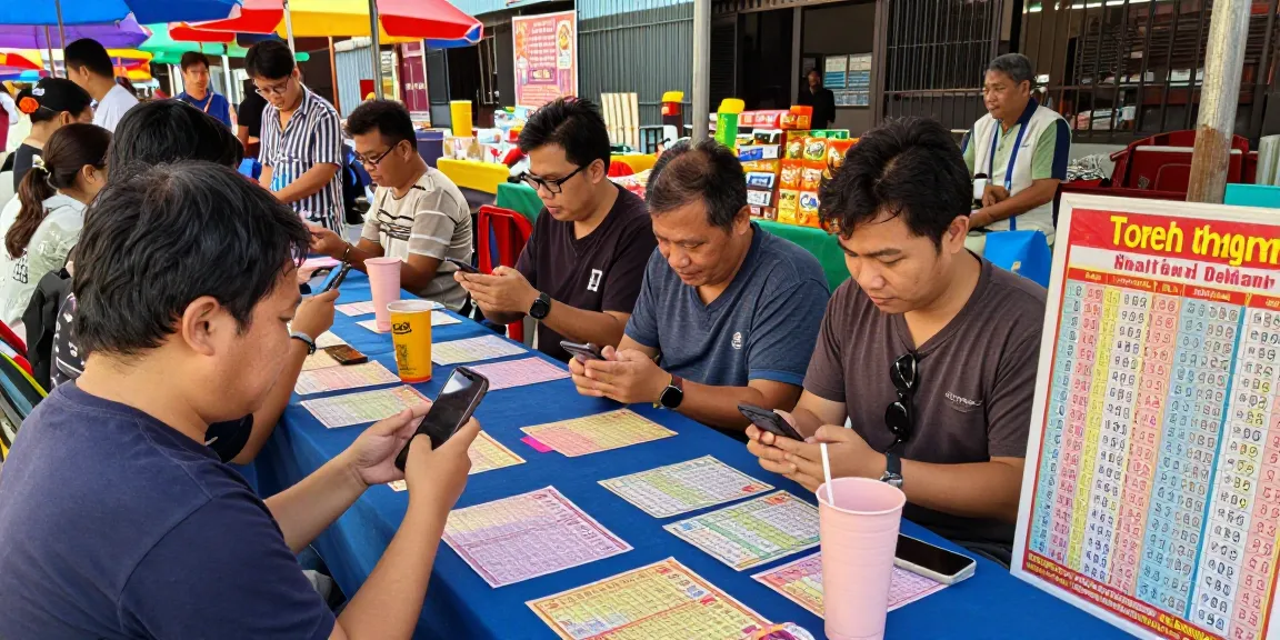 Para pemain togel tengah berdiskusi angka untung di pasar lokal yang ramai.